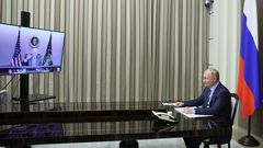 Biden saluda a Putin, durante el inicio de su cumbre virtual.