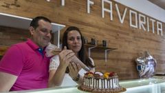 Isabel, junto a su marido, con una de las tartas que hace en La Favorita