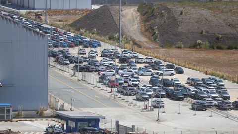 Descarga de coches de SAIC Motor en el puerto exterior de Ferrol