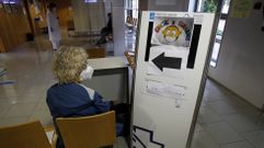Un paciente espera su turno frente a una consulta del centro de salud de Monforte