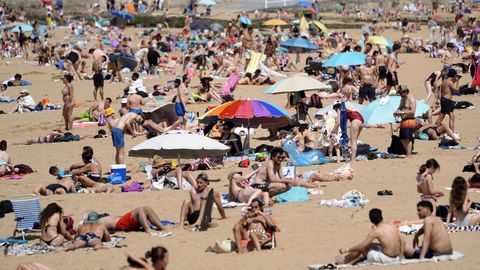 Decenas de ba�istas, en la playa de San Lorenzo de Gij�n