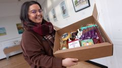 <span lang= gl >Unha traballadora municipal�amosa os produtos que leva�o agasallo de Nadal do Concello</span>