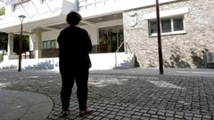La trabajadora, ante la sede del Concello de Carral.