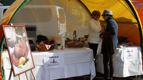 O Barco se rindi al botelo.En el campo da festa, en el Malecn, hay una feria de artesana y gastronoma