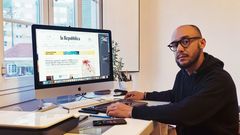 Pino vive con su familia en A Coru�a. Las noticias, las redes sociales y Skype son la ventana a su casa