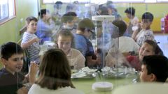 Alumnos del CEIP A Ponte, en Lugo, a la hora de la comida, separados por grupos y mamparas