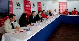 Deportistas y autoridades presentaron ayer en el N�utico de Sanxenxo el Desaf�o Mapfre.