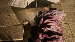 Un adolescente tropieza contra una baldosa levantada en el barrio de San L�zaro, en Santiago