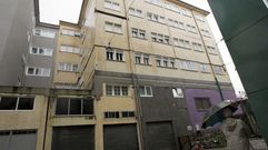 En la parte superior izquierda, la zona de la fachada donde se produjo el desprendimiento