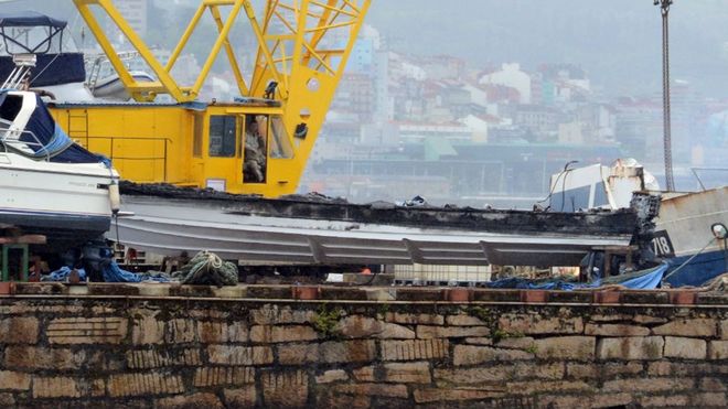 Casco de una de narcolancha fabricada por la trama que se ech al agua de madrugada en enero del 2022 desde un astillero en Moaa y se quem antes de iniciar la travesa. Los restos del casco se remolcaron a la explana del astillero. El juicio se celebrar en la Audiencia de Pontevedra.