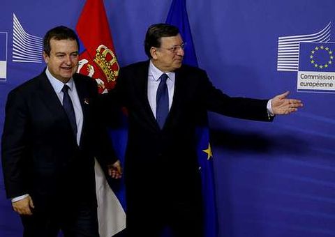 Dacic saluda a Durão Barroso antes de la conferencia.