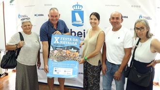 La alcaldesa de Ribeira, Mar�a Sampedro, y el concejal de Mar, Fernando Abraldes, junto a los organizadores de la Festa da Navalla