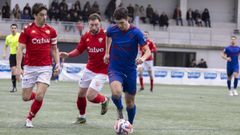 Los locales Fabi�n y �lex persiguen a un futbolista del Betanzos.