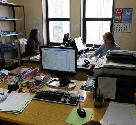 Funcionarios del juez de refuerzo de social, en su oficina. 