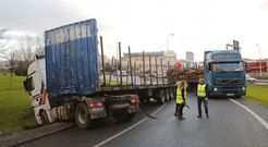 <span lang= es-es >Por la tarde, un cami�n</span>. El accidente sufrido por un transporte oblig� a cerrar un carril de Alfonso Molina cerca de las 17.30 horas. El percance no caus� heridos ni embotellamientos. 