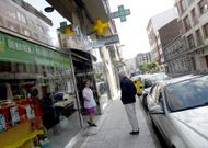 La due�a de la farmacia, en la calle Principal, frente a las dos plazas que solicit� al Concello. 