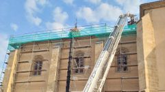 Un momento de la operaci�n de rescate en la iglesia de San Vicente