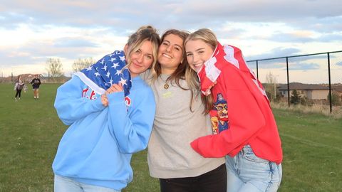 Una adolescente gallega (en el centro), con compa�eras estadounidenses en una estancia de estudios organizada por Ad Astra