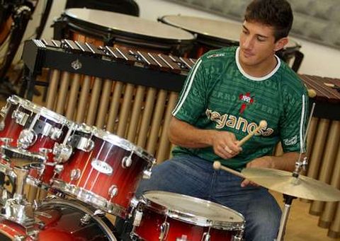Rub�n Comesa�a, tocando la bater�a en el Conservatorio de Ferrol.