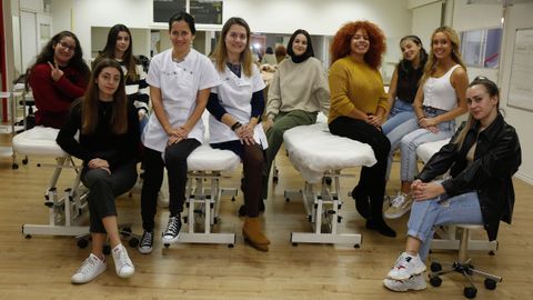 Alumnas que cursan el nuevo ciclo dual de Estética Integral e Benestar en el IES Frei Martín Sarmiento de Pontevedra, con dos de sus profesoras (con bata blanca)