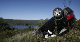 Tras cruzar la calzada, el coche qued� volcado en las inmediaciones de la v�a. 