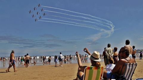 La patrulla PC 7 TEAM del Ejército Aire Suizo durante el Festival Aéreo de Gijón celebrado hoy en las inmediaciones de la playa de San Lorenzo