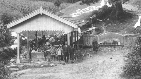 Vecinos de Las Caldas, junto al lavadero cercano al balneario