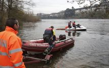 Bomberos y Protecci�n Civil volvieron a surcar las aguas del Mi�o ayer, pero sin hallar nada. 