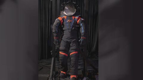 Prototipo del traje espacial que usarn los astronautas para volver a caminar sobre la superficie de la Luna