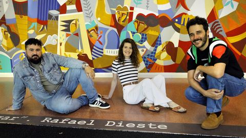 dieste.Os mestres detr�s do proxecto. De esquerda a dereita, Alberto Pombo, director do centro e profesor de Lingua Galega; Arcadio Gonz�lez, xefe de estudos e profesor de Filosof�a, e M�nica Reix�a, vicedirectora e profesora de F�sica e Qu�mica do IES Rafael Dieste