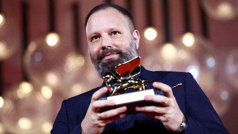 El director Yorgos Lanthimos, con su León de Oro por «Pobres criaturas»