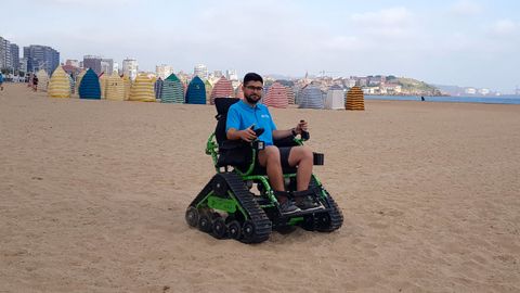 Una de las sillas todoterreno en la playa de San Lorenzo de Gij�n