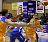 Asier Zengotitabengoa (a la derecha) fue uno de los mejores en el partido de ayer.