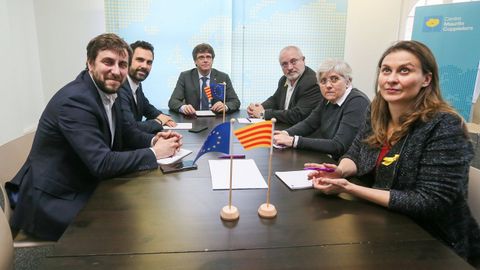 El expresidente de la Generalitat Carles Puigdemonty el presidente del Parlamento aut�nomo, Roger Torrent (2i), junto a los exconsejeros Clara Ponsat� (2d) y Llu�s Puig -ambos de JxC- y Meritxell Serret  y Toni Com�n -ambos de ERC-, durante una reuni�n en Bruselas