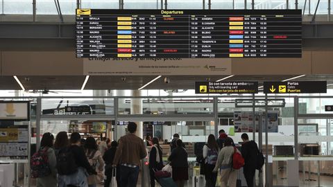 Viajeros en el aeropuerto de Lavacolla, en Santiago.