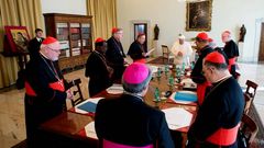 El Papa, con varios cardenales en la biblioteca de su residencia