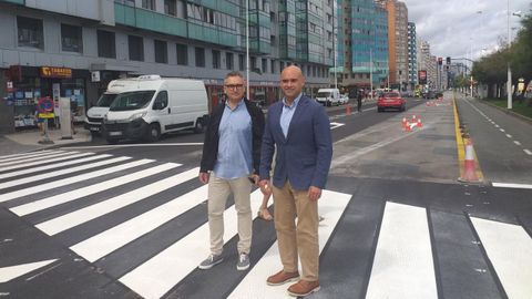 El concejal de Infraestructuras Urbanas y Rurales del Ayuntamiento de Gijn, Gilberto Villoria (Foro), y el edil de Urbanismo, Jess Martnez Salvador (Foro), en el Muro de San Lorenzo