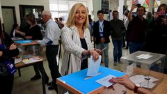 La candidata a la alcaldi� de Vigo por el PP, Elena Mu�oz, vota en el IES O Castro