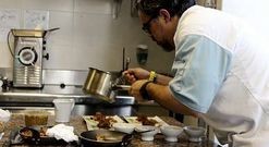 El jurado supervis� y puntu� las propuestas de los establecimientos para el Santiago � Tapas. 