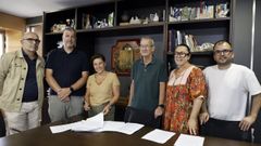 Integrantes del equipo de gobierno y de Por Viveiro, en la rueda de prensa