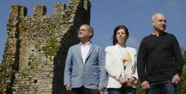 Alberto Garc�a (PSOE), Adriana Rodr�guez (PP) y Xo�n Casta�o (BNG) ante el emblema de Catoira: las Torres de Oeste. 