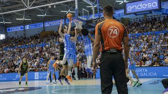 Un �rbitro observa una jugada durante el partido entre el Breog�n y el Joventut en el Pazo.