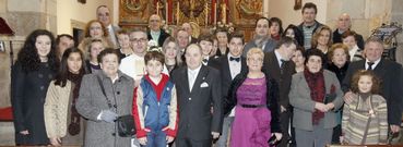 Pl�cido, Pilar y sus hijos Pablo y Marcos, en la iglesia de Foz con los asistentes a la celebraci�n del cumplea�os y las bodas de oro. 