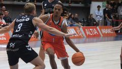 Alonzo Verge, ante Harald Frey durante el duelo frente al Bilbao.