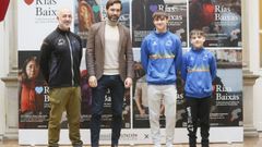 Xavi Carballo, en el centro, junto al diputado Gorka G�mez (a su izquierda), en la recepci�n de este jueves en la Diputaci�n