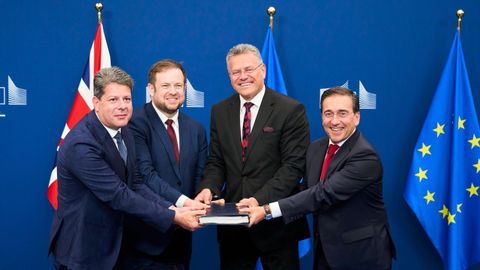 El comisario europeo de Comercio, Maros Sefcovic; el secretario de Estado brit&aacute;nico para Europa, Stephen Doughty; el ministro espa&ntilde;ol de Asuntos Exteriores, Jos&eacute; Manuel Albares; y el ministro principal de Gibraltar, Fabian Picardo.