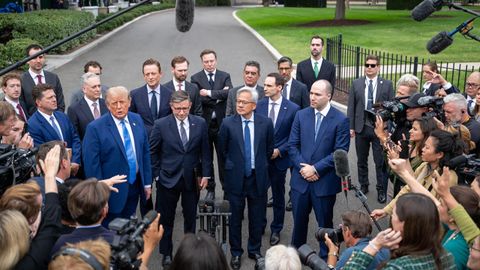 Donald Trump, junto a los l�deres de las principales tecnol�gicas, tras su reuni�n en la Casa Blanca