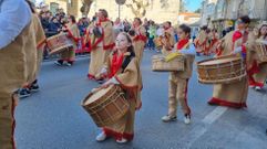 Foto de archivo de Os Labregos en el desfile de foli�ns de Trives.
