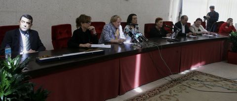 El nuevo alcalde de Pontecesures, en primer t�rmino, durante la tensa sesi�n plenaria celebrada ayer en la localidad. 