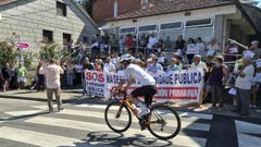 Concentraci�n ante el centro de salud de Ponte Sampaio, en Pontevedra, para reclamar m�s personal m�dico y de enfermer�a